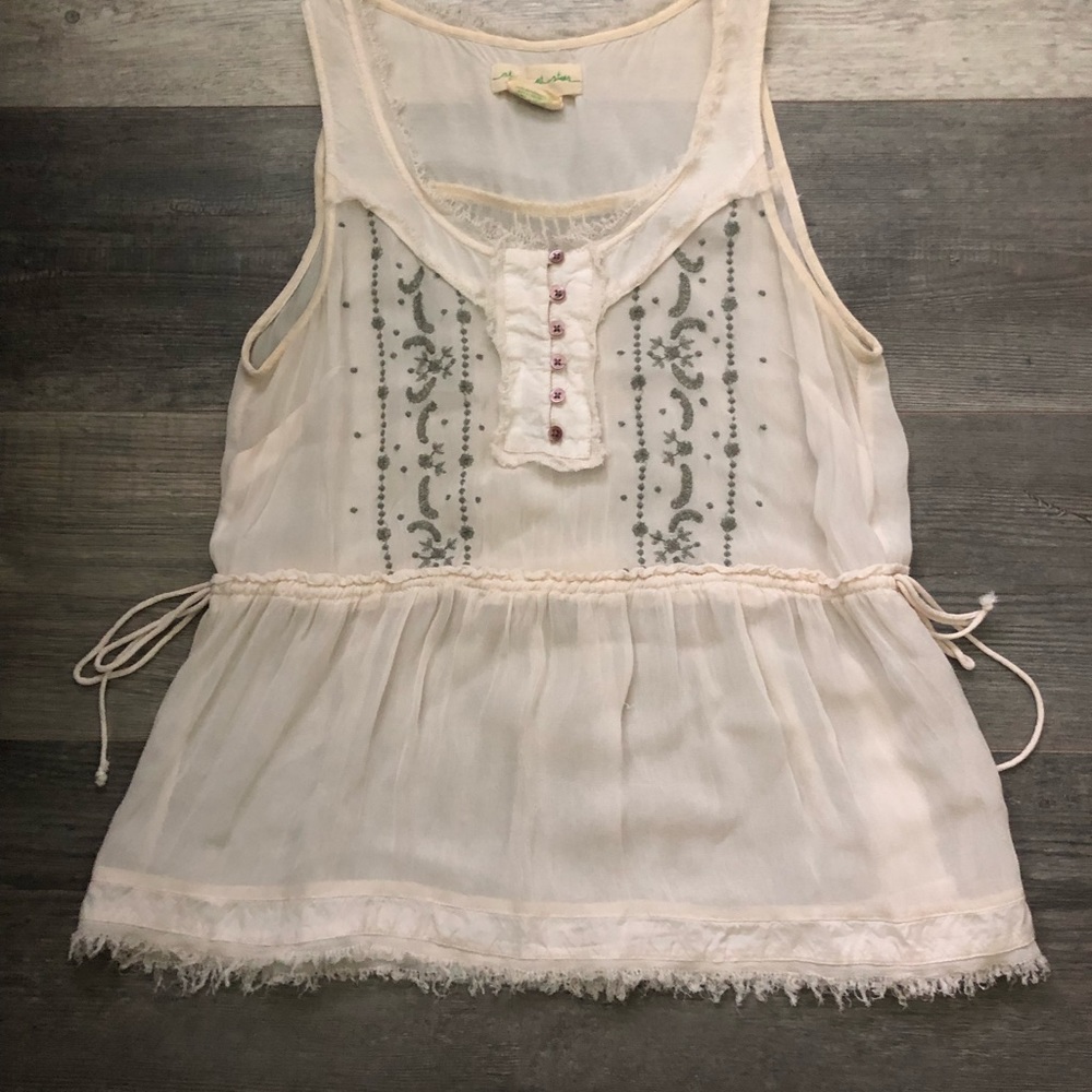 Beautiful top for warmer weather.